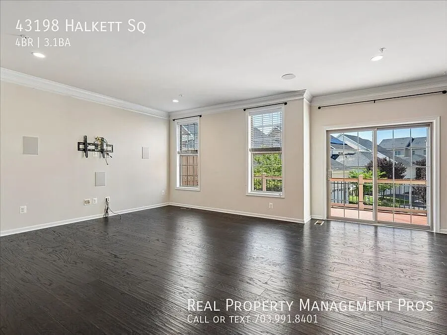 Amazing 4 Level Townhome with Rooftop terrace for rent! — Photo 4