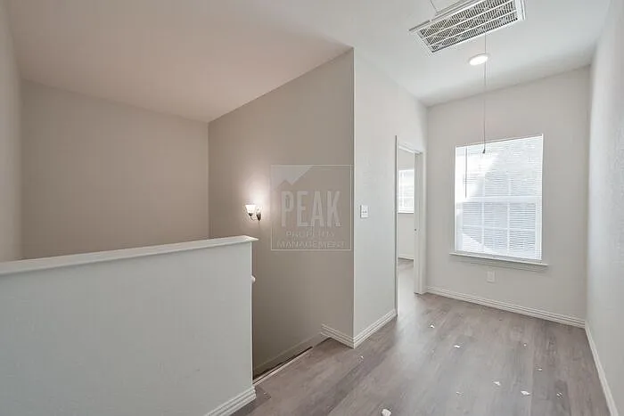 1616 Ash Crescent St — Photo 14