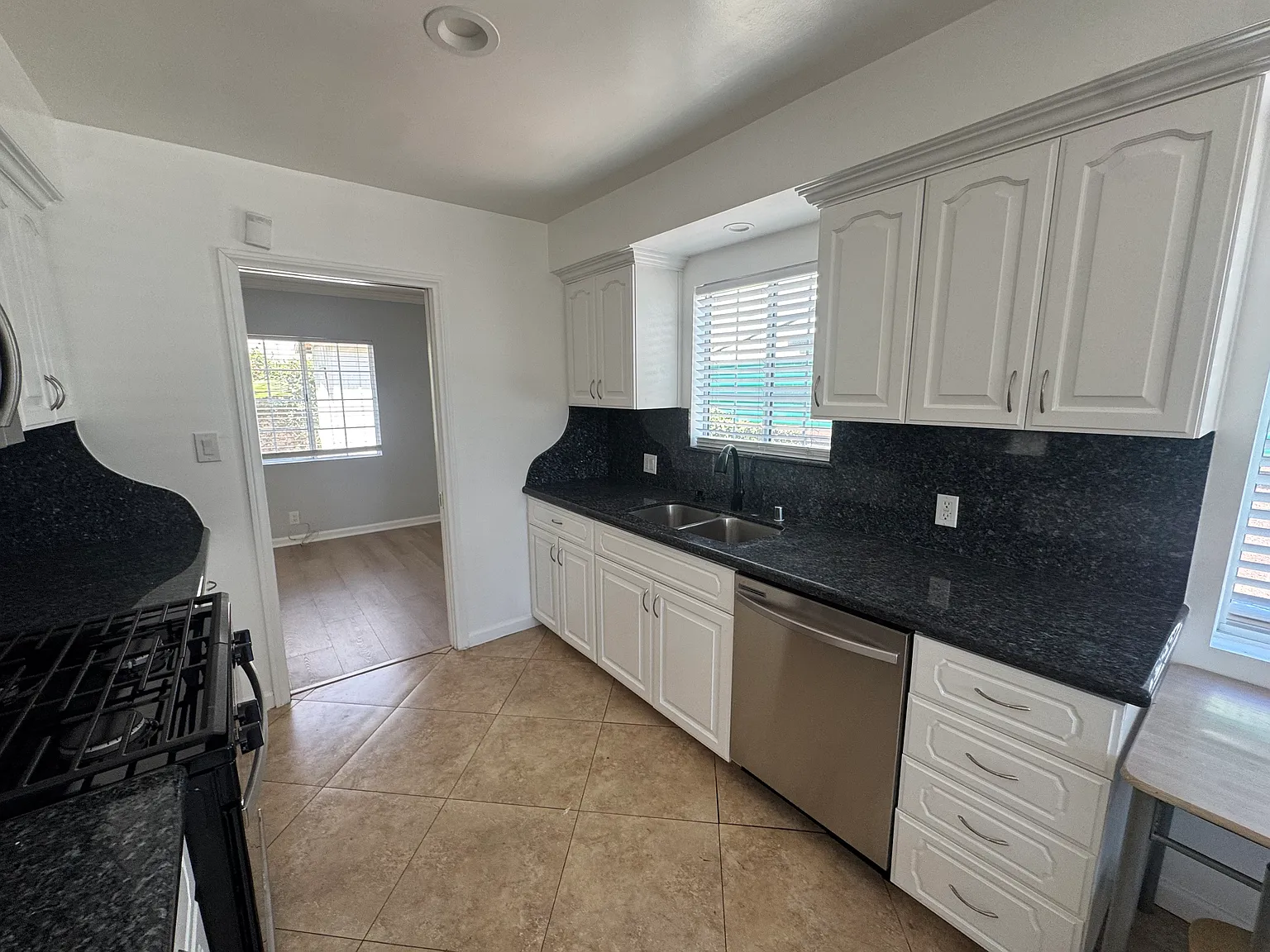 3 bed, 1377 sqft, $3,950 — Photo 4
