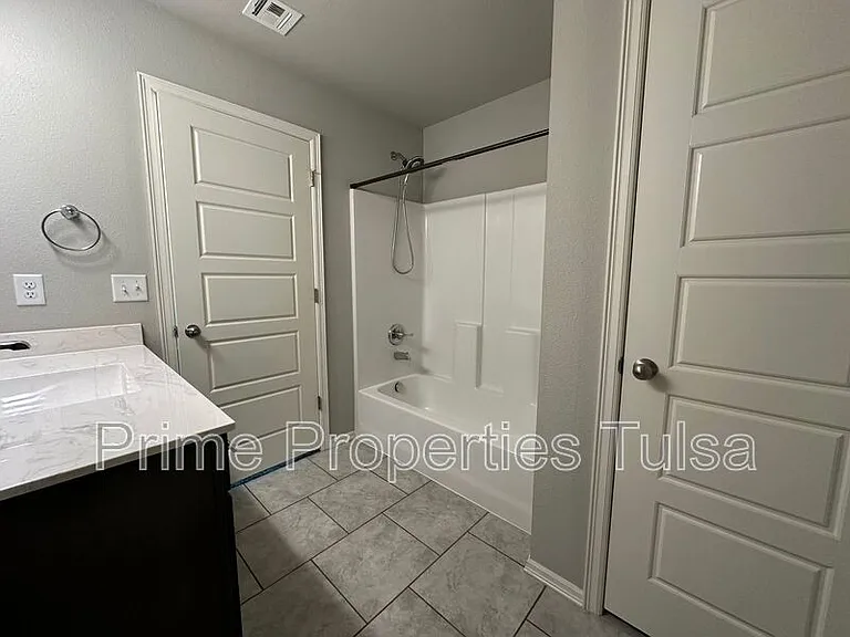 13441 S 72nd Ct E — Photo 13