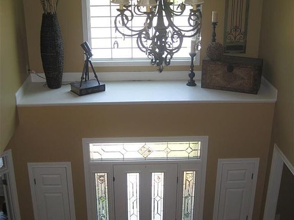 Beautiful 2 story foyer