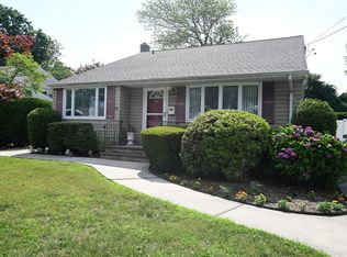 22 Victoria Rd, North Babylon, NY 11703