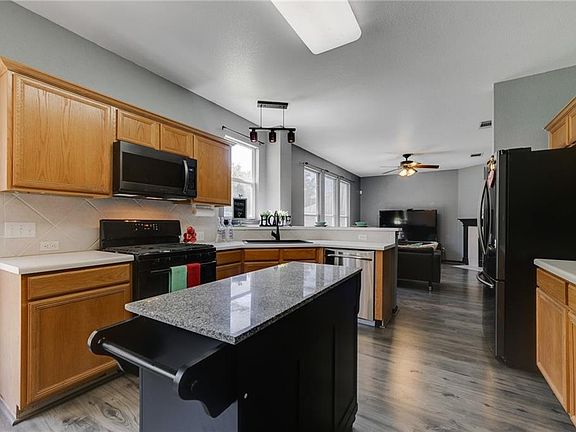 3rd image of 203 Plumbago Dr