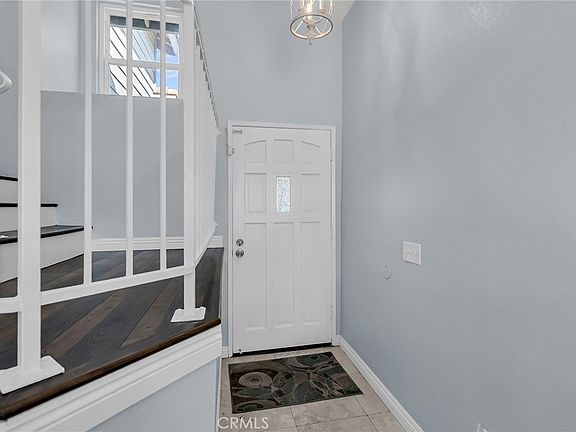 4th image of 1105 W Victoria St