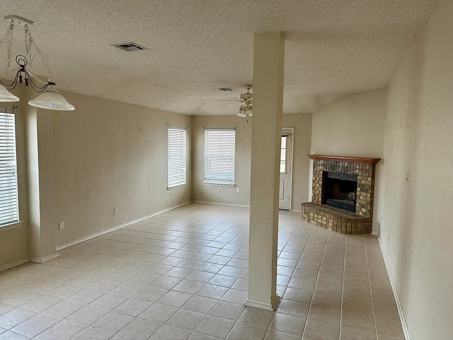 3 bed, 1356 sqft, $1,600 — Photo 4