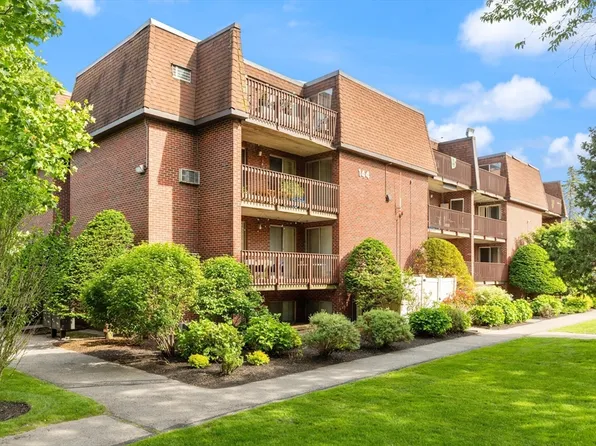 144 Kenrick St APT 31, Brighton, MA 02135