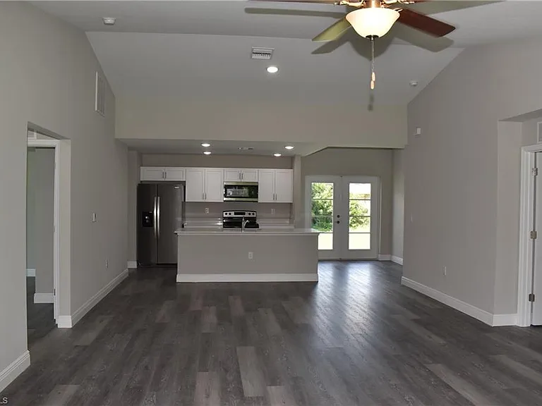 20217 Renwick Ave — Photo 5