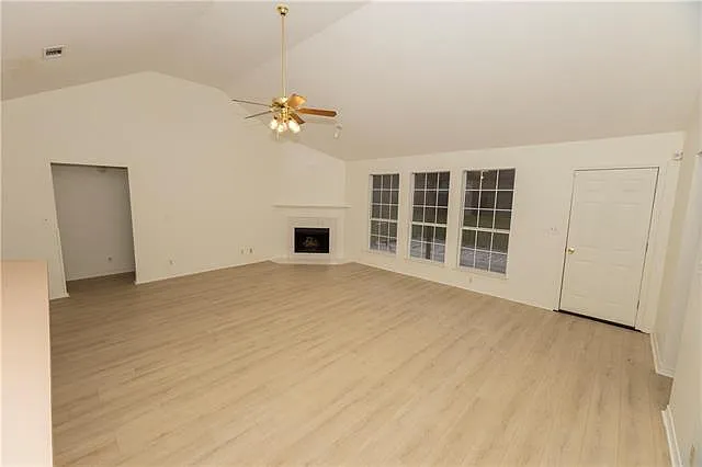 3 bed, 2.0 bath, 1725 sqft, $2,000 — Photo 4