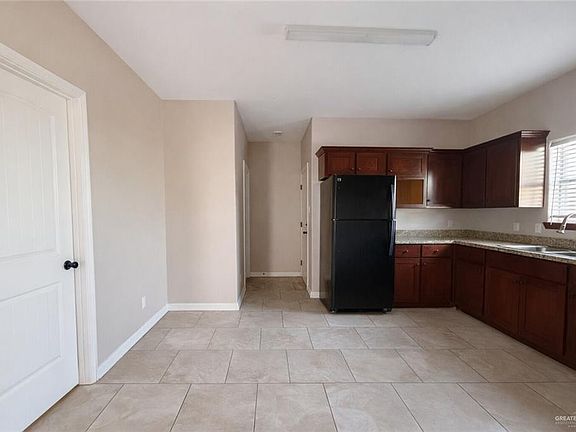 4th image of 610 Linda St