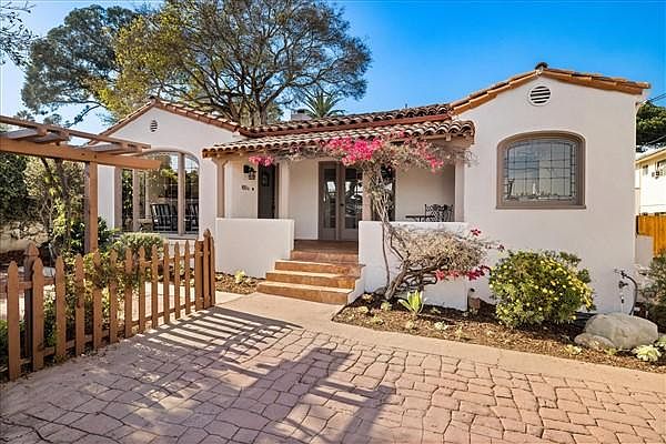 1st image of 809 Gravilla Dr