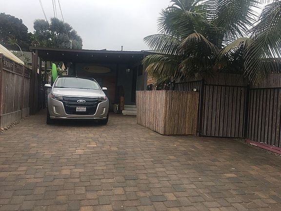 Driveway - lots of parking 