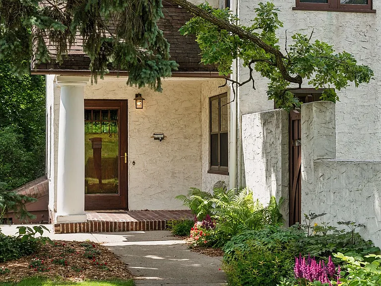 27 Highview Pl — Photo 3