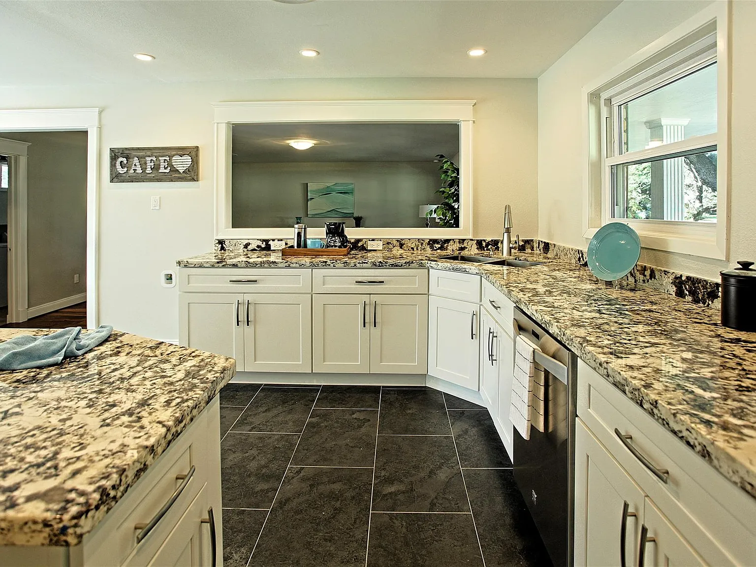 3 bed, 2.0 bath, 2120 sqft, $2,200 — Photo 4