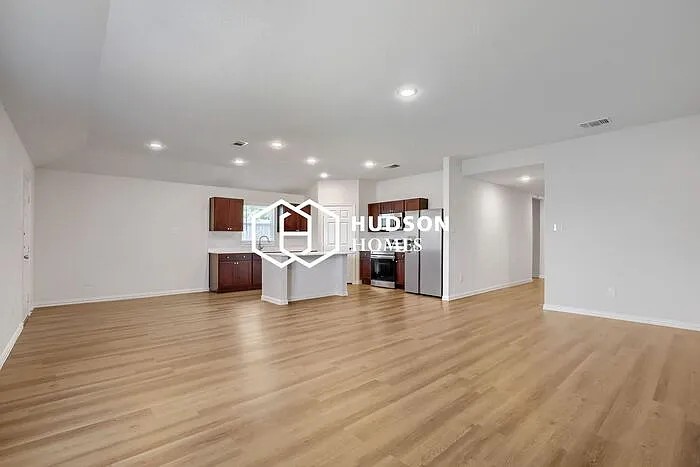 3 bed, 2.0 bath, 1600 sqft, $1,665 — Photo 2