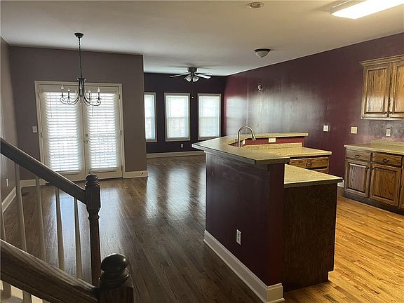 5th image of 112 Village Ln