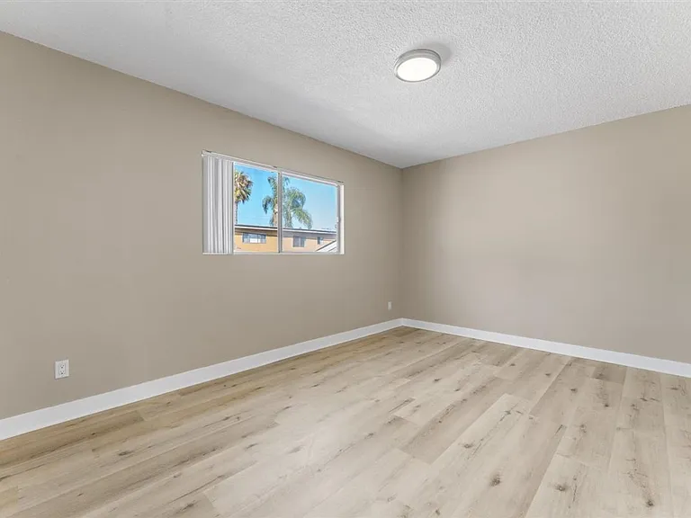 531 W Hyde Park Blvd #14 — Photo 11