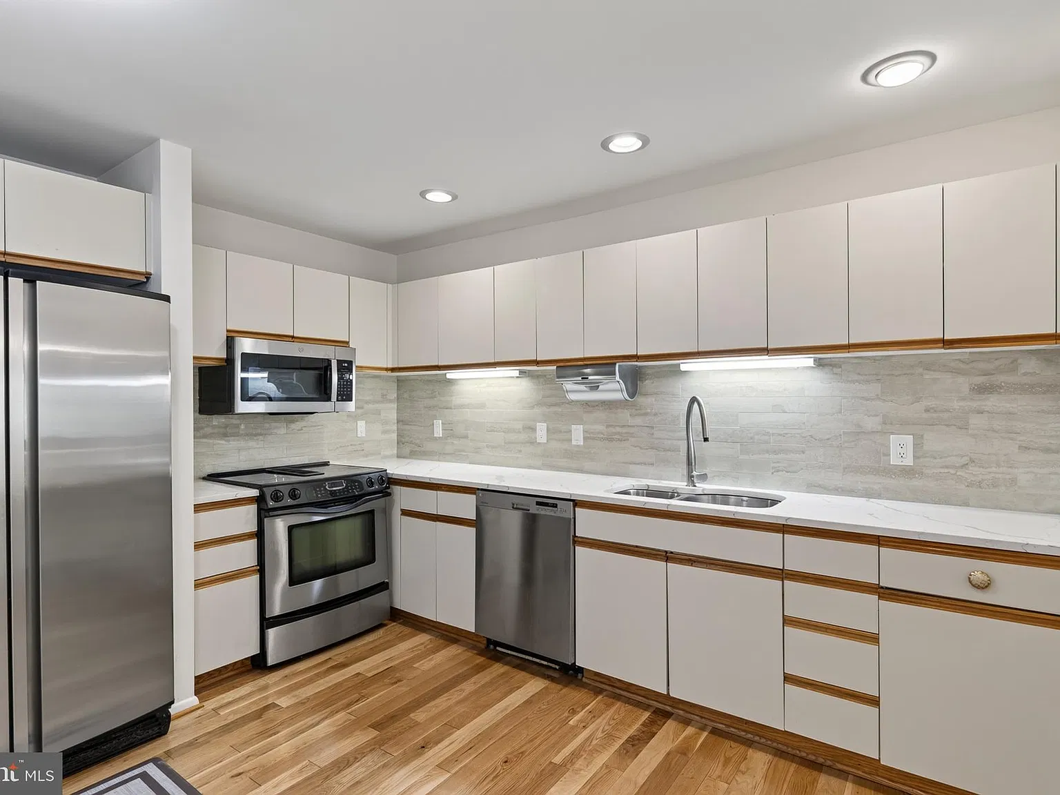 3 bed, 3.5 bath, 2038 sqft, $3,975 — Photo 4