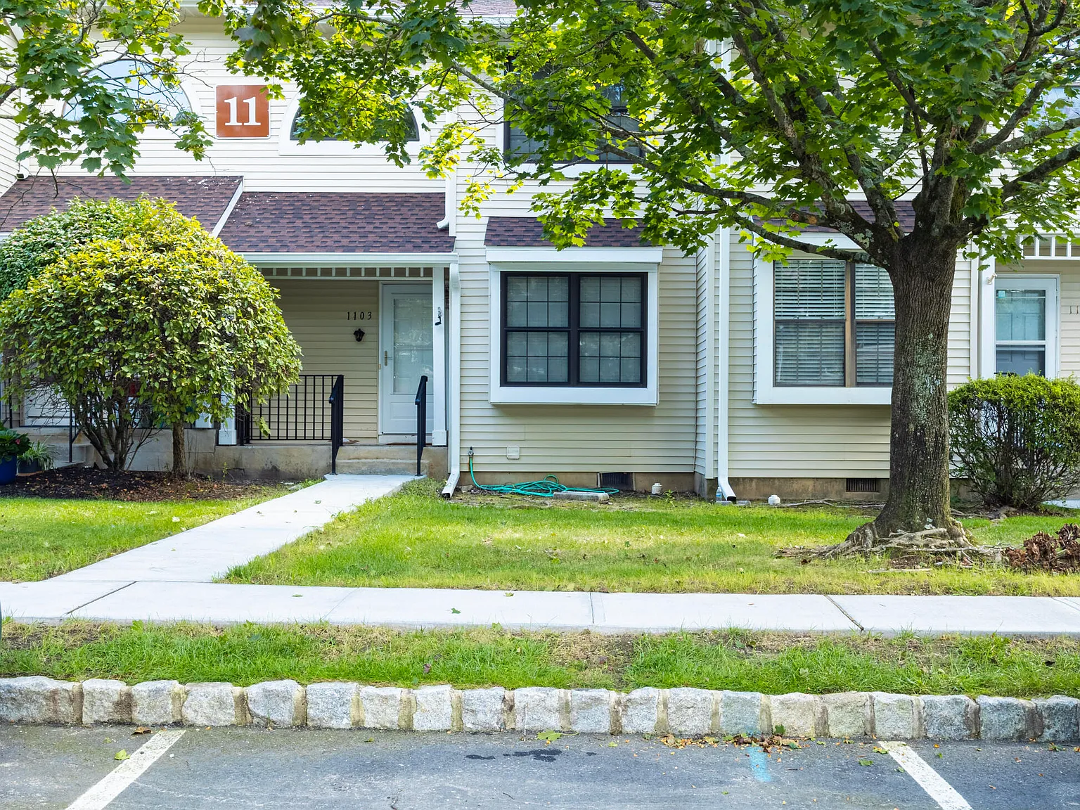 2 bed, 1.5 bath, 1216 sqft, $2,800 — Photo 2