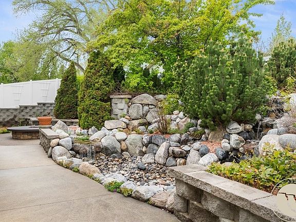 4th image of 448 Killarney St