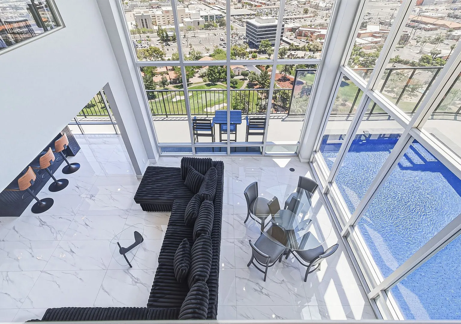Luxury Penthouse Retreat with Private Pool, Sauna & Strip Views — Photo 2