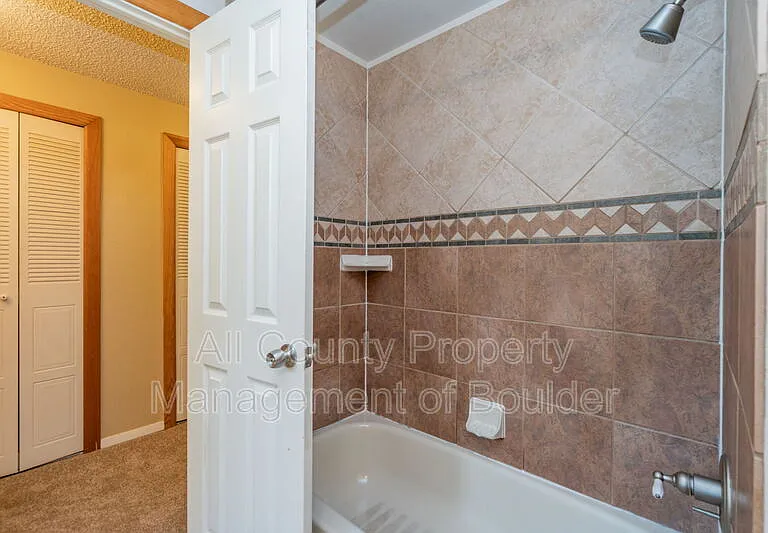 819 Elliott St — Photo 13