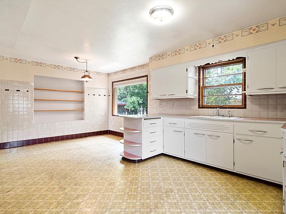 2nd image of 1523 Menomonee Ave