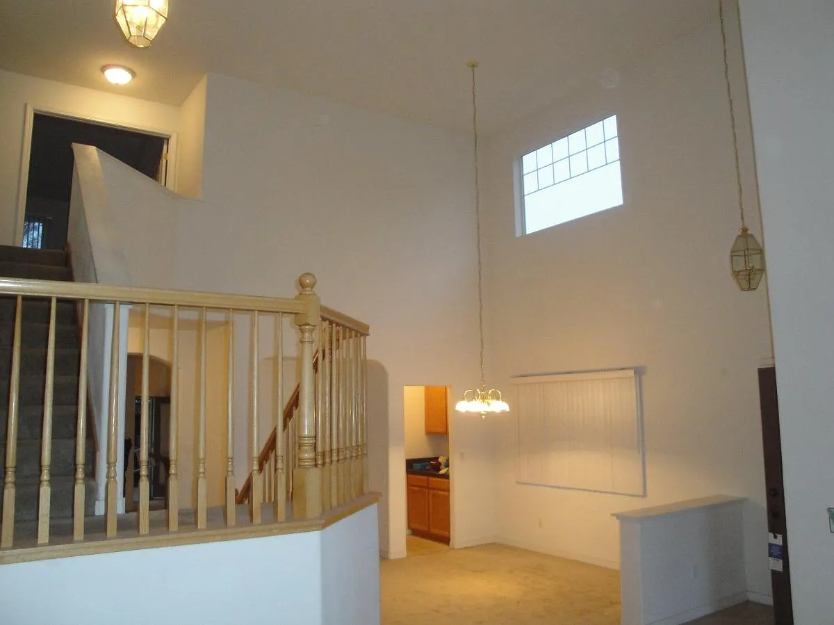 5 bed, 2696 sqft, $3,199 — Photo 4