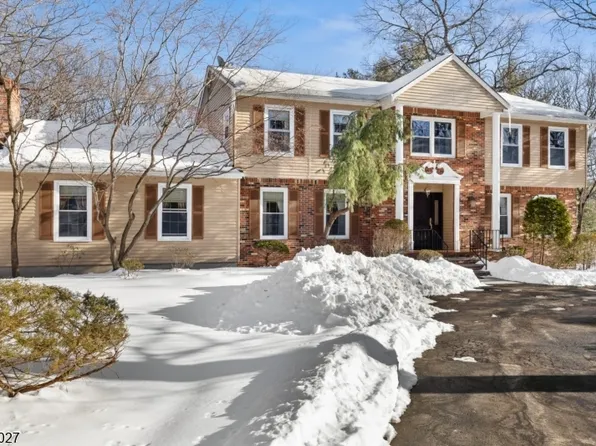 10 Moonshadow Ct, Kinnelon Boro, NJ 07405