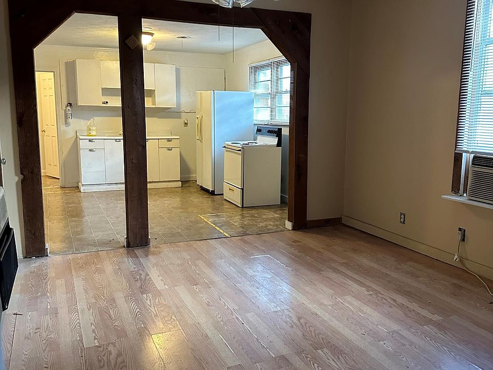 Middle room looking into kitchen