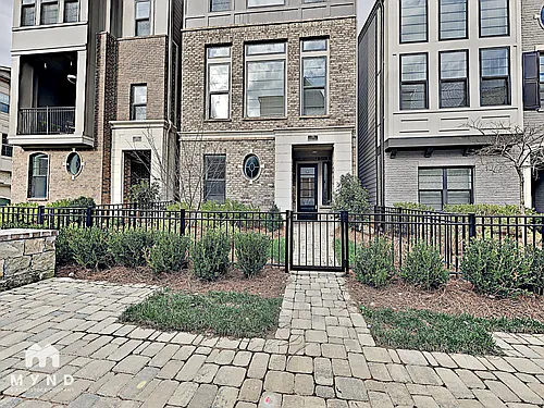 576 Broadview Pl NE Photo 1
