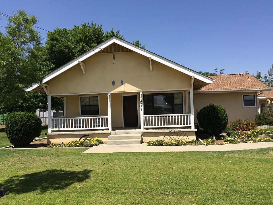 1835 +/- sf 3 bed/2.5bath