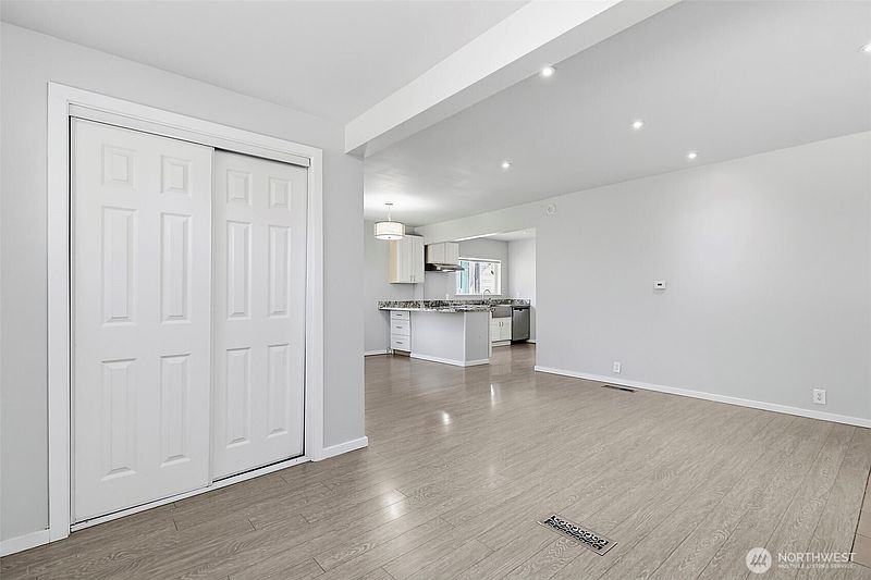 4th image of 5454 35th Avenue SW