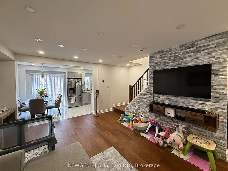 22 Rochefort Dr — Photo 5