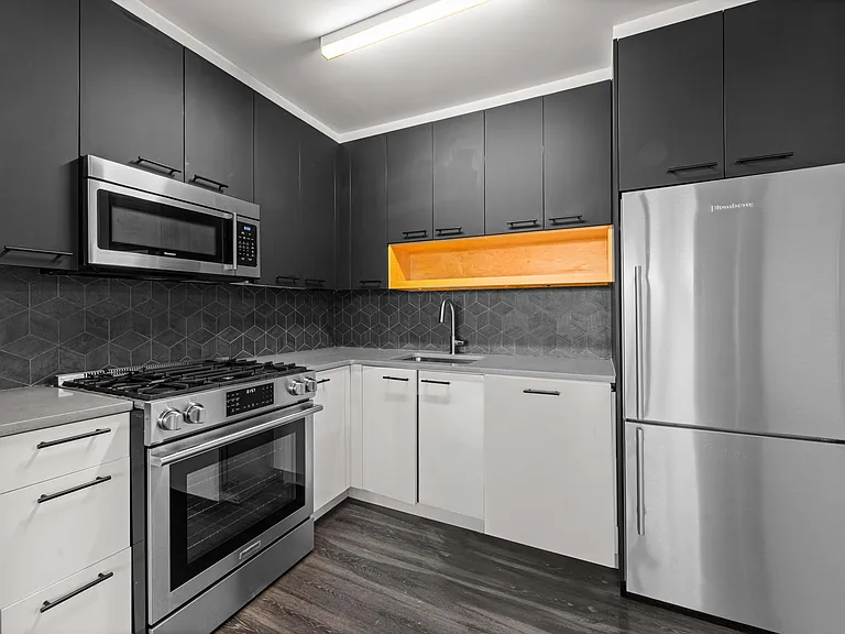 250 E Houston St #11L — Photo 4