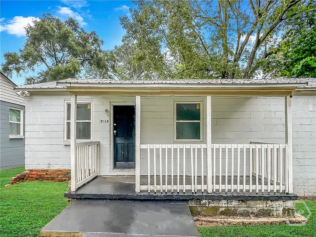3 bed, 1.0 bath, 851 sqft, $1,400 — Photo 2