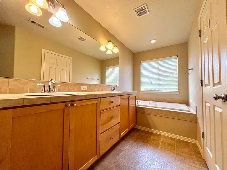 1048 SE Tamora Ave — Photo 18