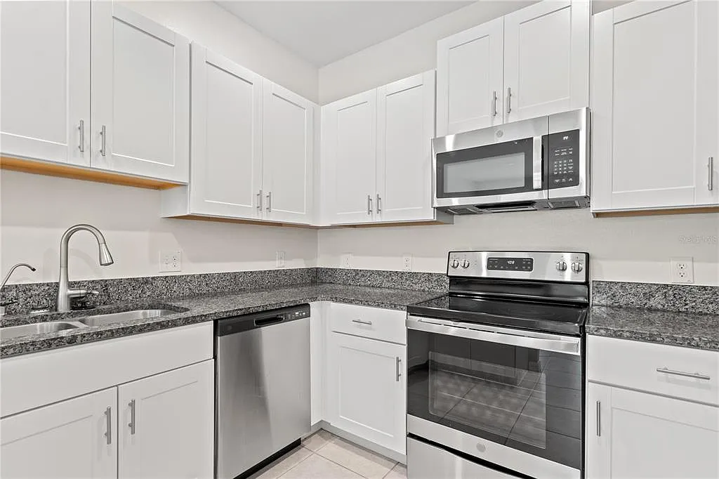 3 bed, 2.0 bath, 1521 sqft, $2,100 — Photo 3