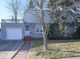 790 Bayberry Rd, Franklin Square, NY 11010