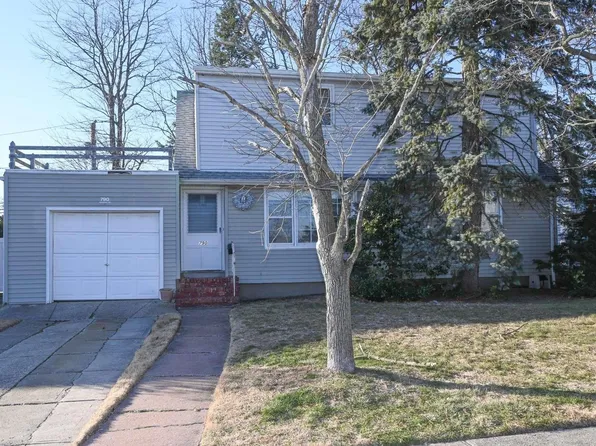 790 Bayberry Road, Franklin Square, NY 11010