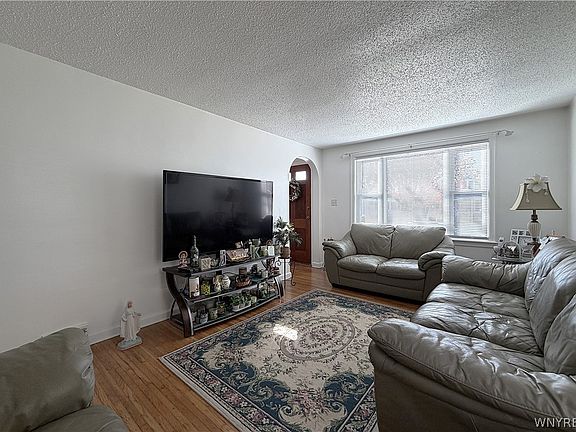 5th image of 104 Cushing Pl