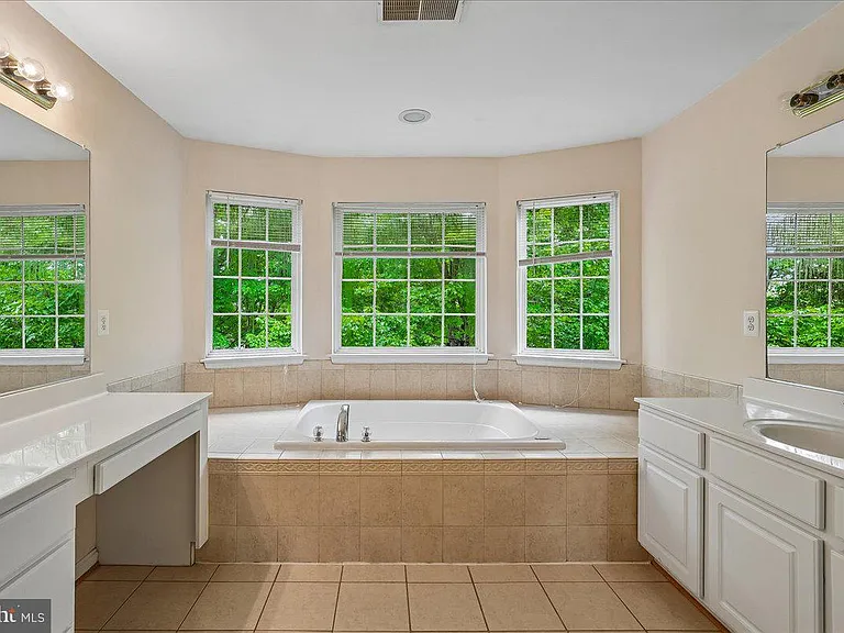 905 Royal Elm Ct — Photo 33