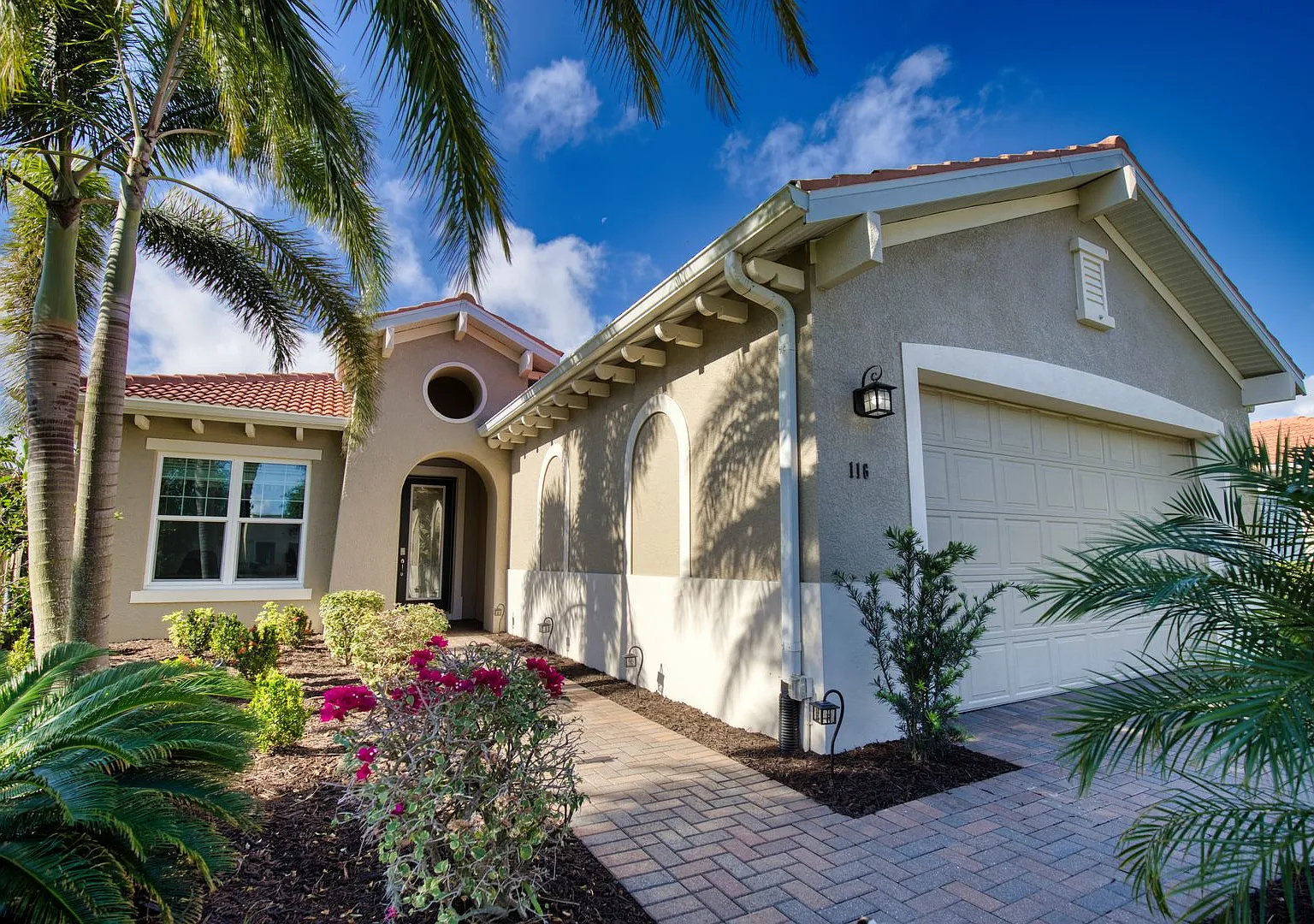 Optional Golf Transfer Seasonal Short-Term 3 Bedroom + Den with a Saltwater Pool Home in Venetian... — Photo 3