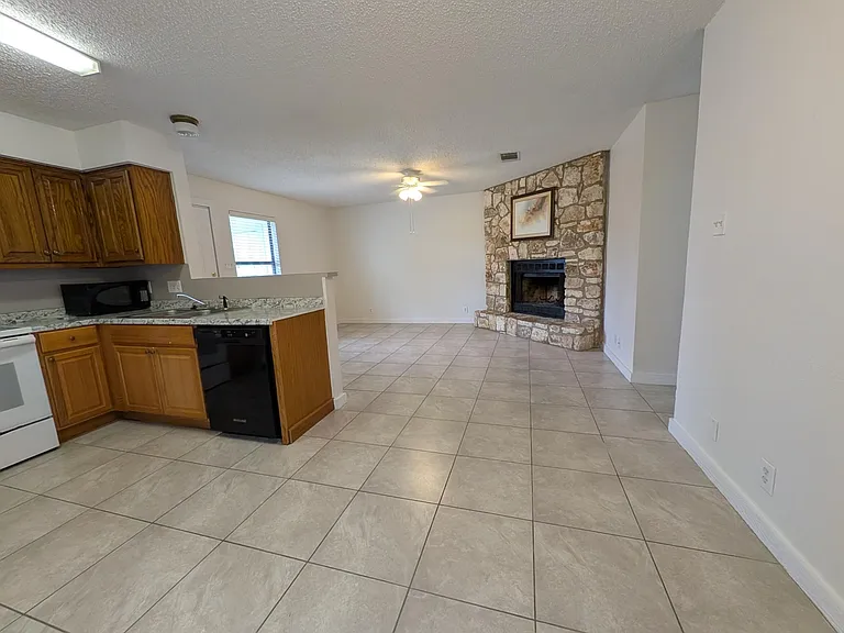 5608 Clubhouse Dr #B — Photo 2