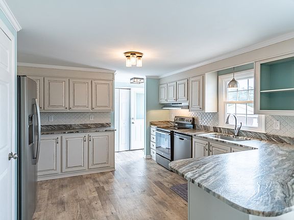 3rd image of 670 Seven Oaks Dr