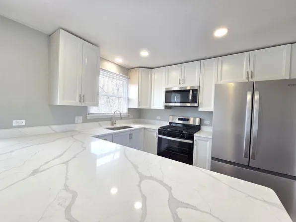 7841 W 74th St, Bridgeview, IL 60455