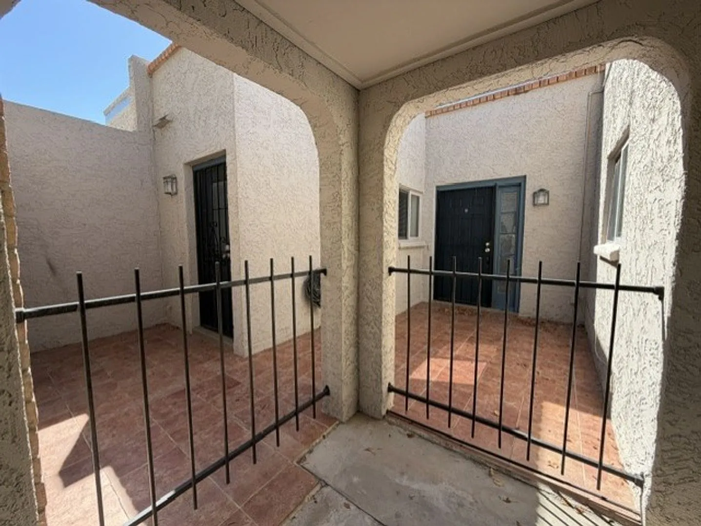 1015 E Cochise Dr — Photo 2