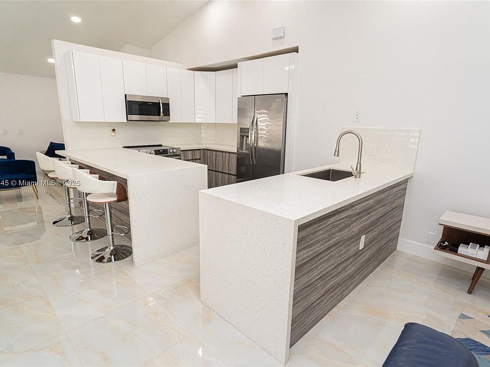 1st image of 1328 Plumosa Way