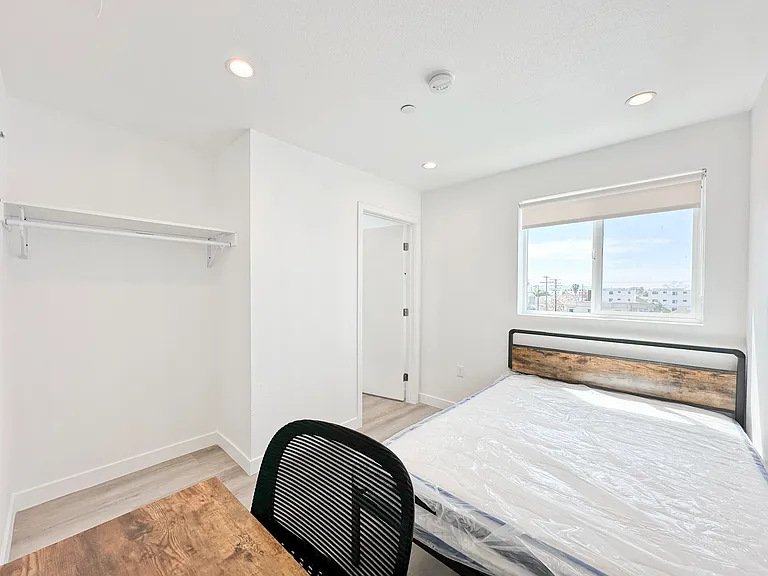 1363 W 35th St #9 — Photo 17