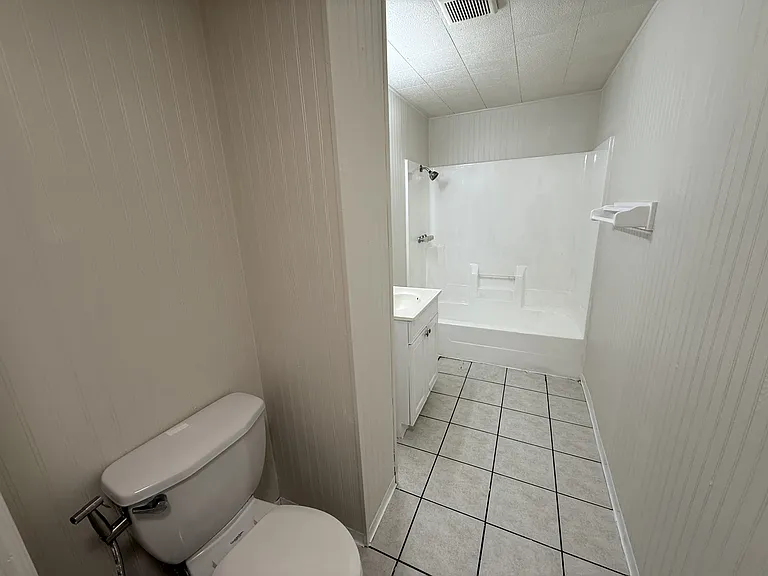2804 Kenmore Ave — Photo 7