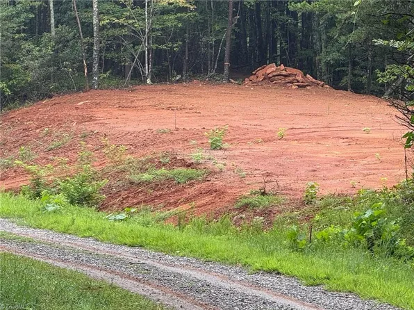 2 Falcon Ridge Dr, Moravian Falls, NC 28654